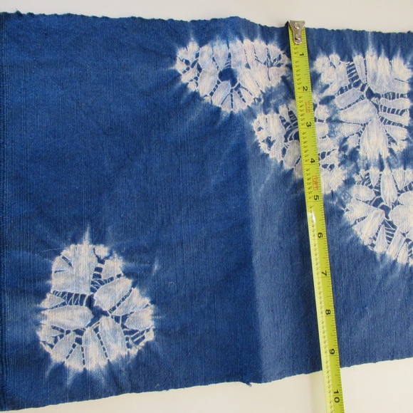 2 Blue & White floral pattern fringed table doilies - Picture 6 of 11